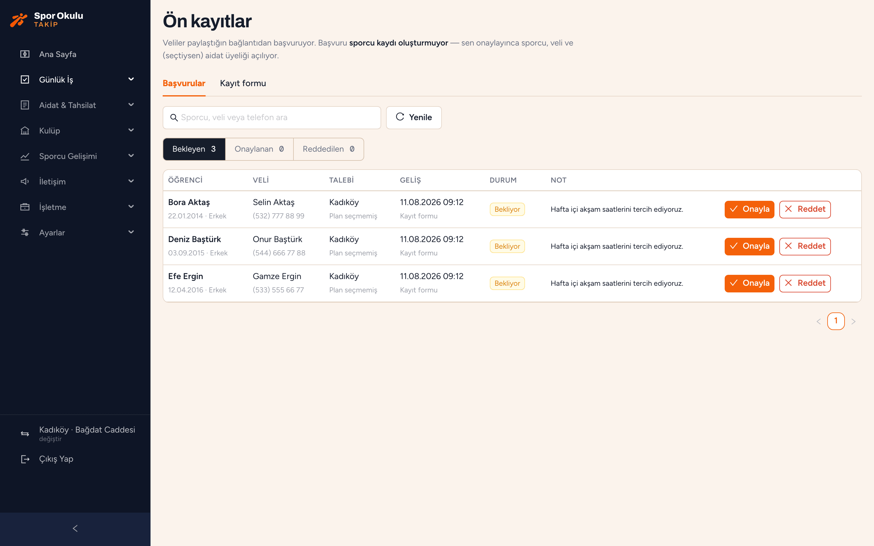 Ön kayıtlar ekranı: velilerin formdan gönderdiği başvurular, bekleyen ve onaylanan sekmeleri